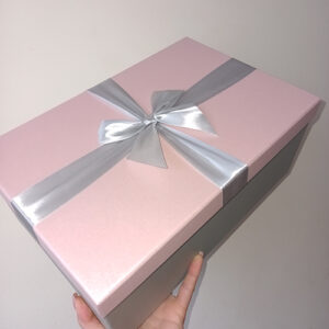 Розовая прямоугольная коробка с бантом